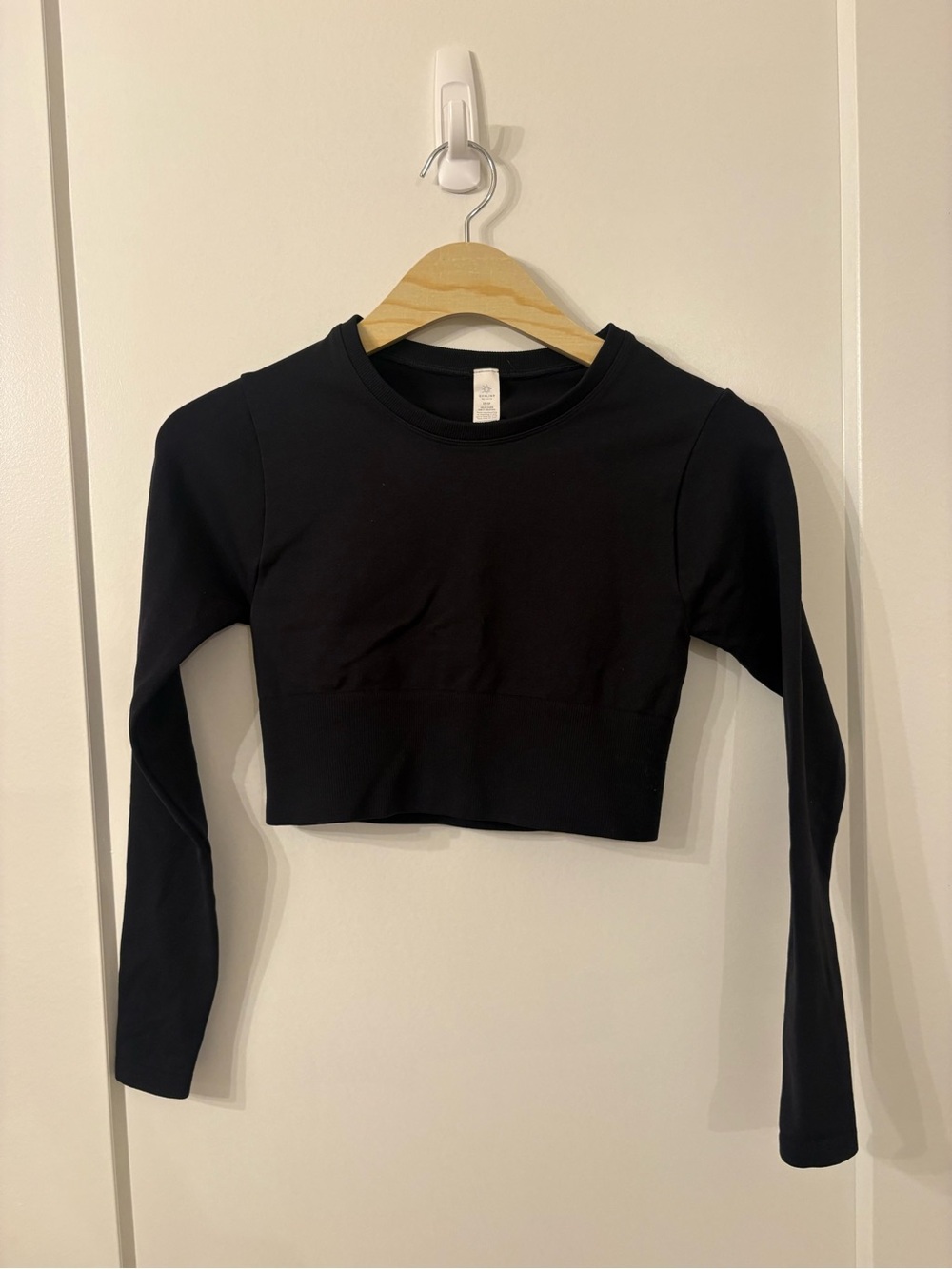 Black Long-Sleeve Cropped Crewneck Top